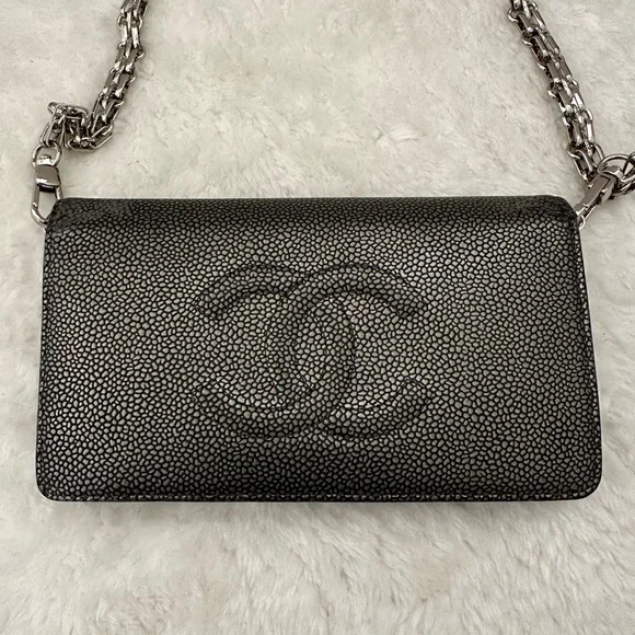 CHANEL Textured Black Crossbody Bag with Silver Chain - Picture 2 of 14